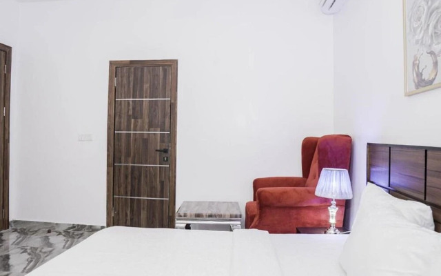 Momak 8 Hotel Adenuga House