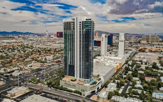 StripViewSuites at Palms Place Penthouses
