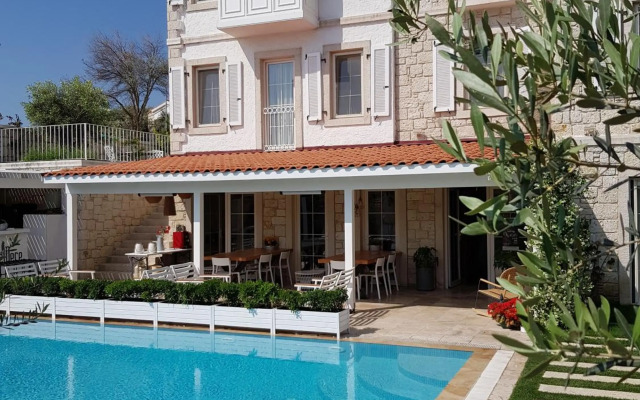 Peremere Alacati Hotel