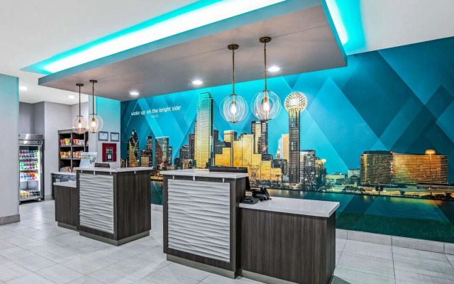 La Quinta Inn & Suites by Wyndham DFW West-Glade-Parks
