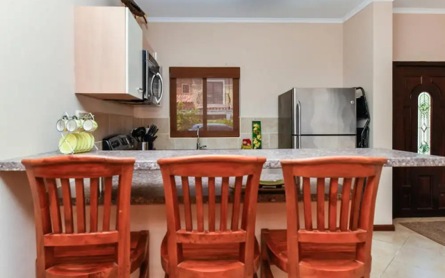 Gated Community 2br3ba Gold Coast Pools GYM