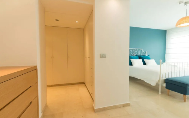 High Class Condo at Marina by FeelHome