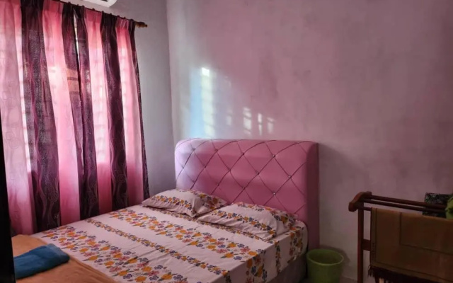 COZY COTTAGE KLIA SEPANG with AIRCONDS & FREE Wi-Fi – Guest Rooms – Sepang