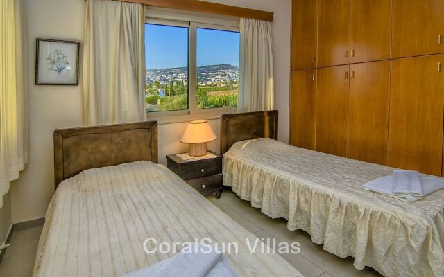 Amazing Pool, Complete Privacy, Amenities and Beach Nearby