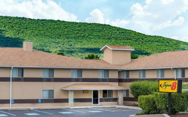 Super 8 By Wyndham Burnham/Lewistown
