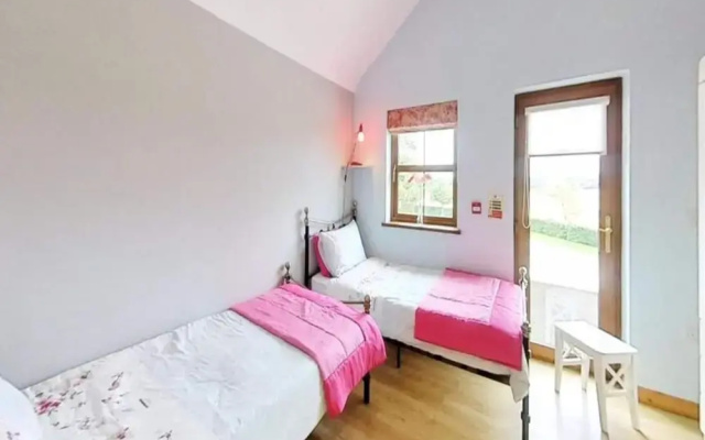 Twin Room Ensuite Near Hillsborough Palaces