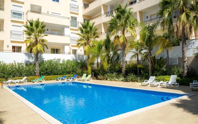 C04 - Pool View 3 Bed Apartment