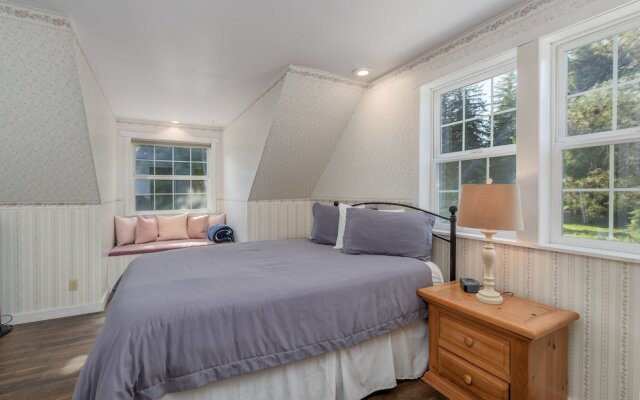 Family Cabin 5 Bedroom Home by NW Comfy Cabins