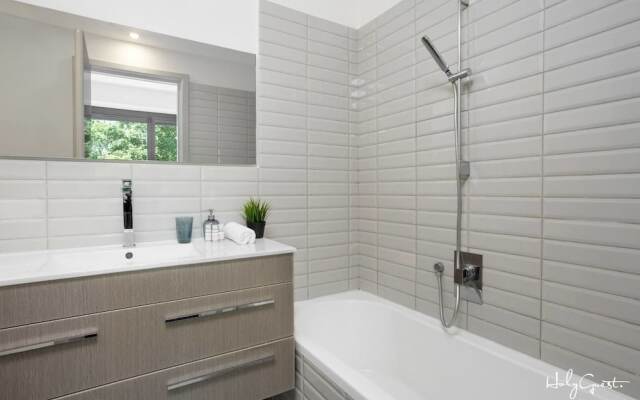 Sleek 3Br In White City By Holyguest