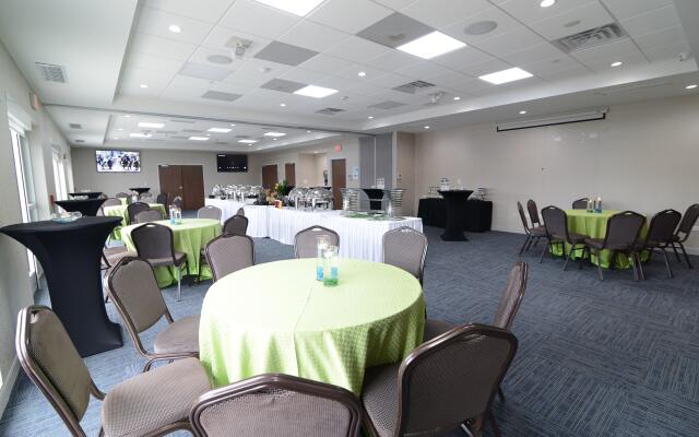 Holiday Inn Express & Suites Chicago North Shore - Niles by IHG