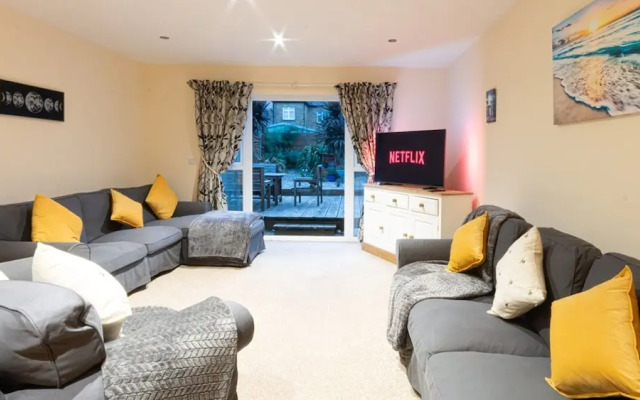 Stylish Margate Coastal Home Parking By Adliv