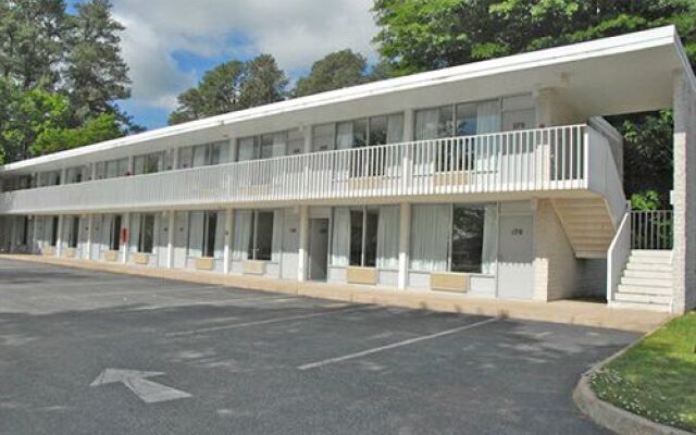 Quarterpath Inn & Suites