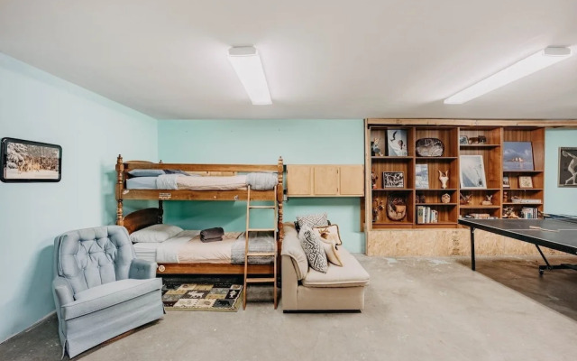 51sl - Ping Pong - Fireplace - D/w - W/d - Sleeps 8 3 Bedroom Home by RedAwning