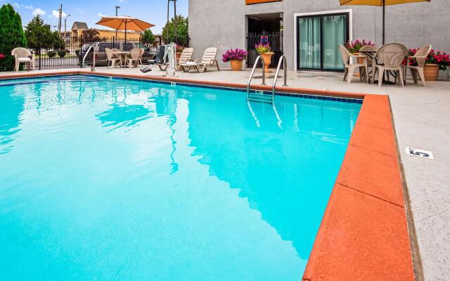 SureStay by Best Western Kansas City Country Inn North