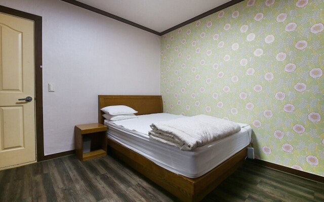 Nonsan Hwangje Motel