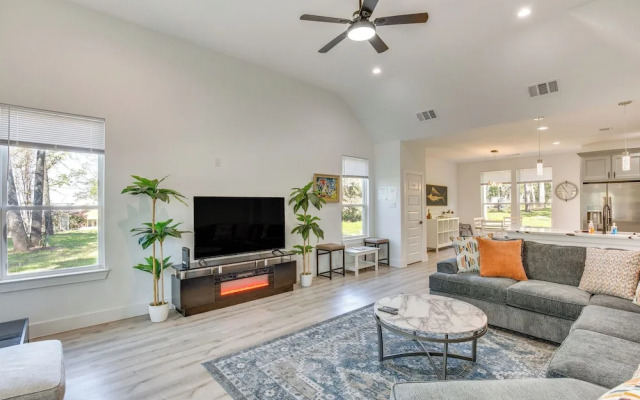 Fire Pit + Grill: Lakeside Gun Barrel City Home!