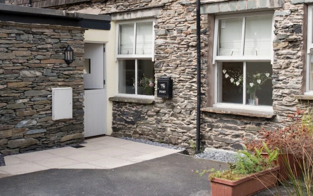 Cozy 1BR Apartment Central Ambleside With Parking