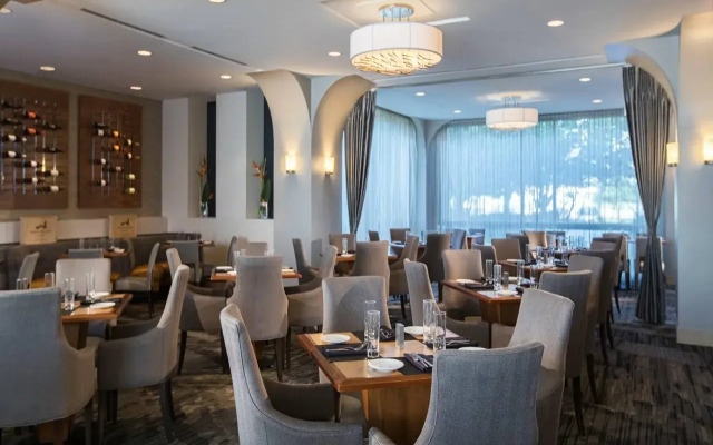 Renaissance Chicago O'Hare Suites Hotel