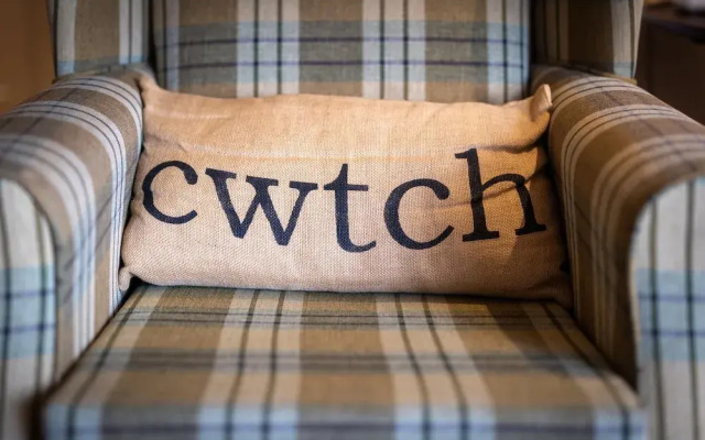 The Cwtch Apartment - Sea Views Walk to Beach