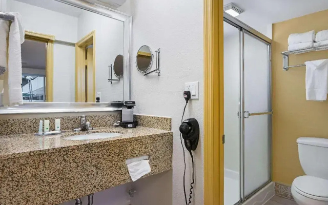 Econo Lodge Inn & Suites Hollywood Blvd