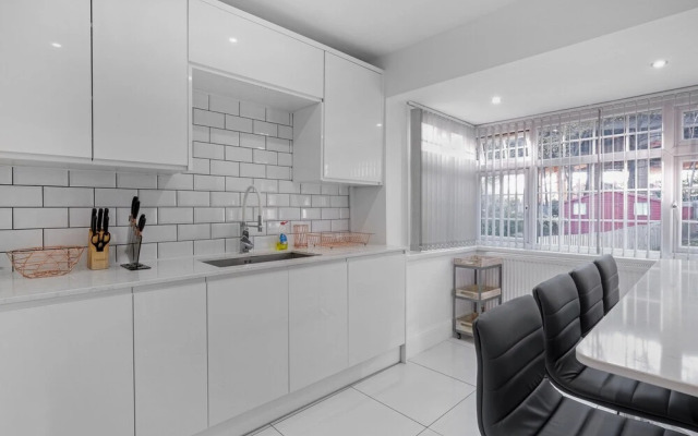 Delightful House 4 bed 2 bath  - Parking