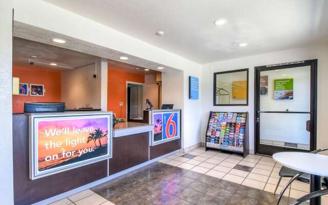 Motel 6 Corona, CA