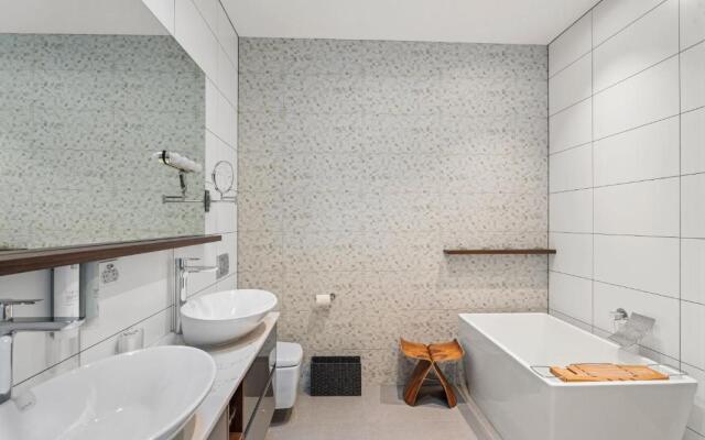 Chic Central Penthouse & Spa by Staysouth
