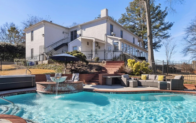 Stone Mountain Manor