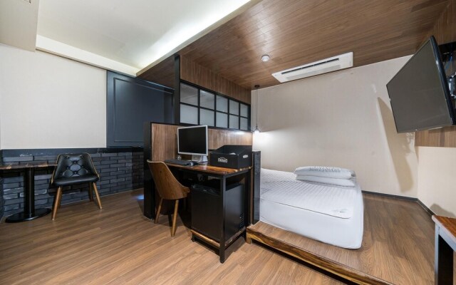 Busan Yonghodong Adena Hotel