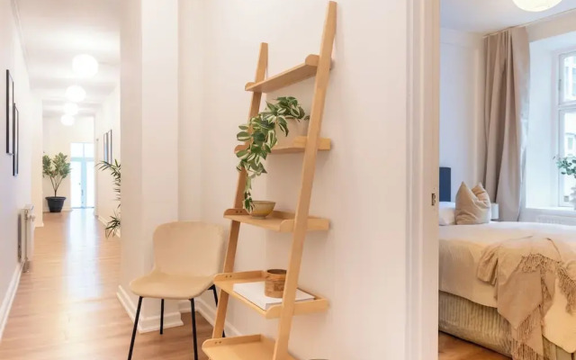 Sanders Noble - Fantastic 5-bdr Apt in the Capital