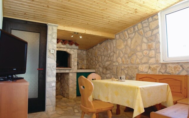Nice Home in Liznjan With Wifi and 2 Bedrooms