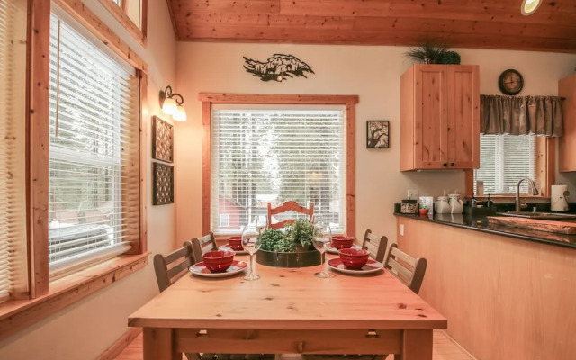 Cascades Adventure Cabin 2 Bedroom Home by NW Comfy Cabins by RedAwning