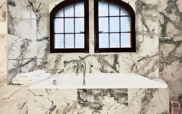 Montreux Castle | Charming Lake View Studio