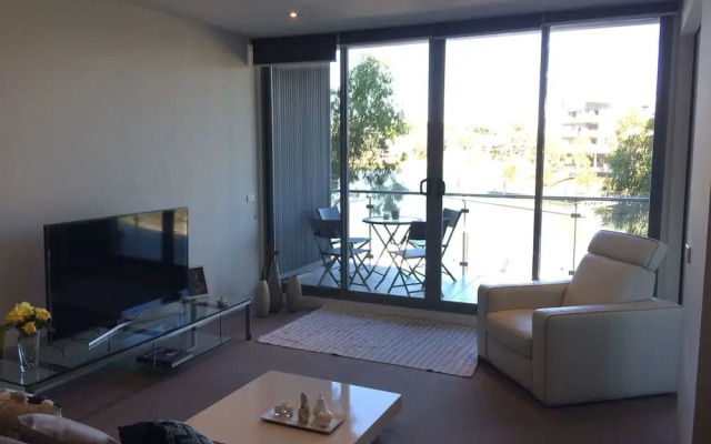 Marina View Apartment on the Maribyrnong River, Melbourne
