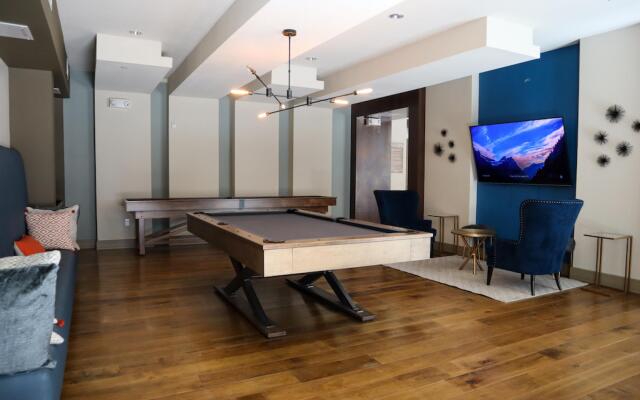 RockNRoll Penthouse Suite l Awesome Apt downtown.