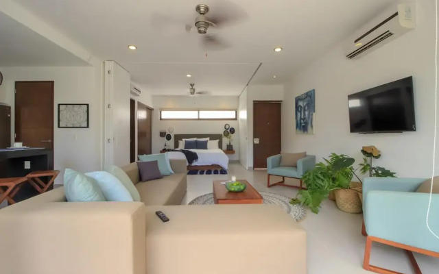 Stylish Modern Loft Lovely Furnished Balcony w Sunbed Jungle View