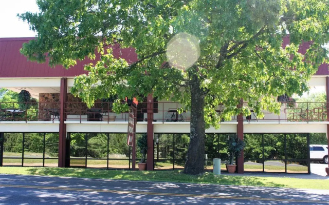 Statue Road Inn