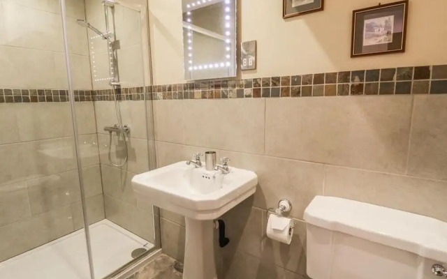 Cosy Barn - Sleeps 8, Hot Tub & Countryside Views