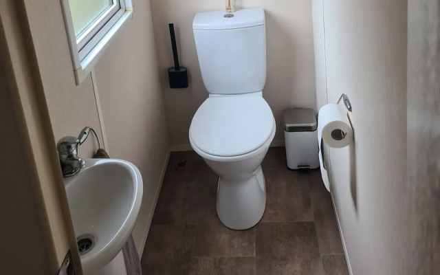 2 Bed Lodge - Sleeps 5 - Parking - Pets - Wifi