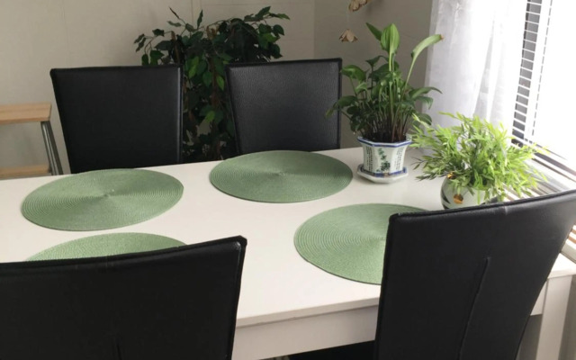 Tilava talo lähellä keskustaa