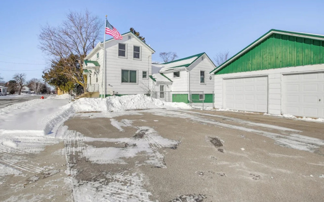 Boat Dock: Riverfront Oconto Home!