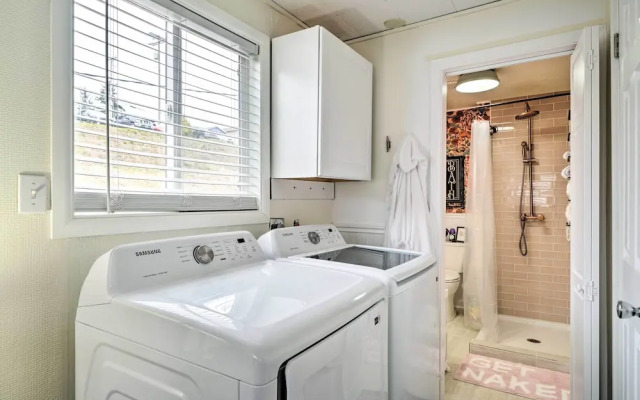 Portland Floating Home Getaway w/ Sauna!