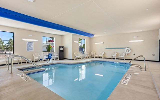 Cobblestone Hotel & Suites - De Pere/Green Bay
