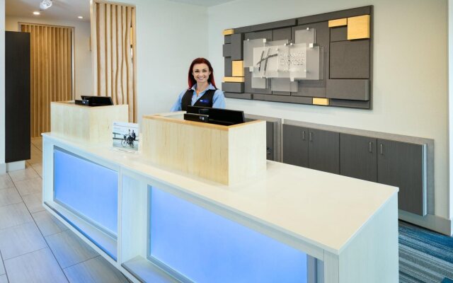 Holiday Inn Express & Suites Medford by IHG