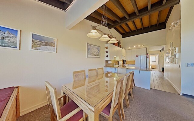 Slopeside Four Bedroom Homes at 1849 Condos - Free Wifi and Parking! by RedAwning