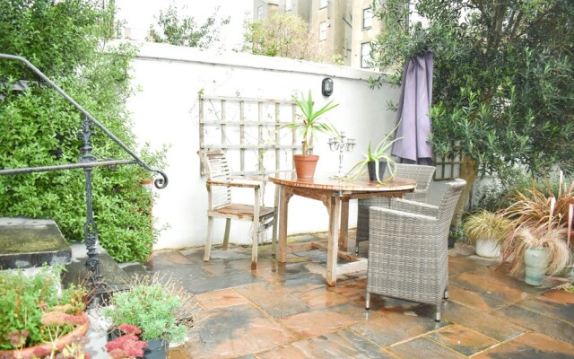 Beautifully Furnished 2 Bedroom Seafront Flat With Large Garden