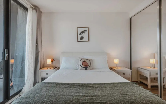 Lonsdale St 1-bed Unit With Study Area and Parking