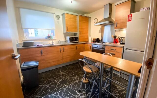 Glasgow Ellerslie Path 2bd Home - Parking