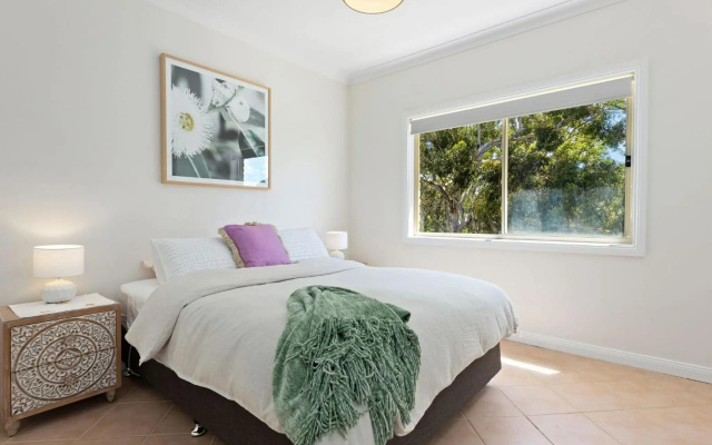 The Lighthouse a Luxury Five Bedroom Home with Stunning Views of Jervis Bay – Guest Rooms – Vincentia