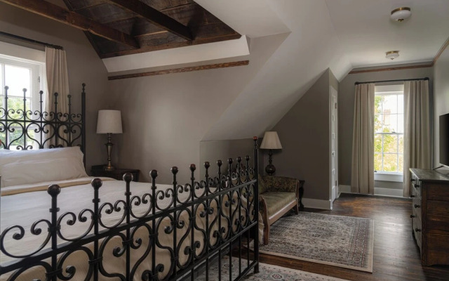 The NuWray Hotel & Carriage House